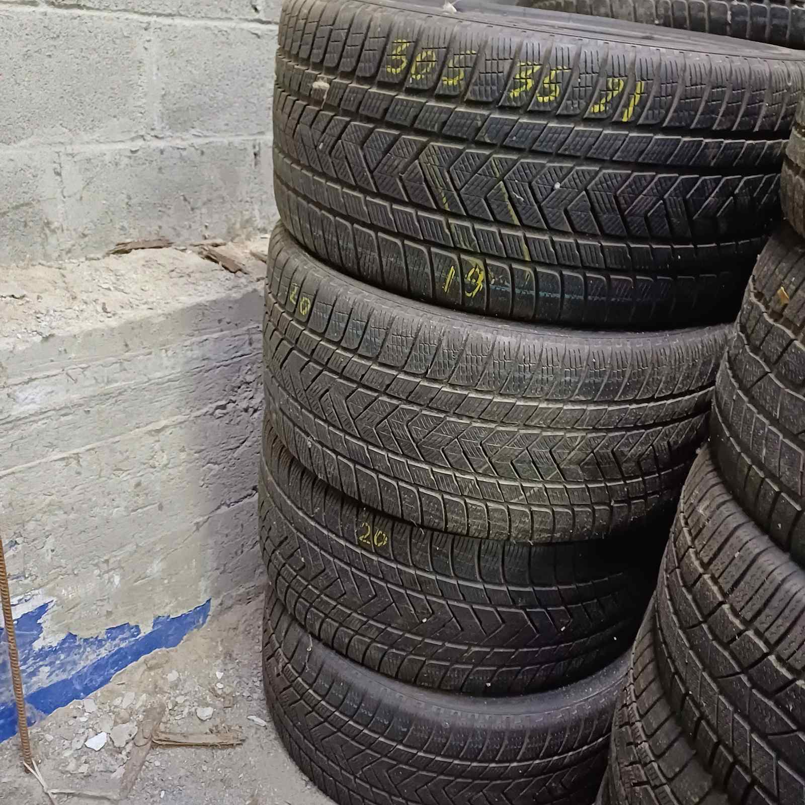 Pirelli Scorpion winter 305/35R21